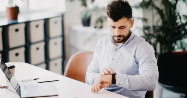 موظف ينظر في ساعته