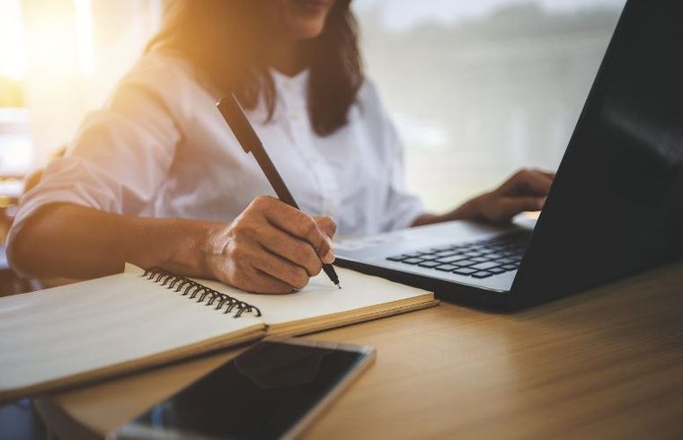 طالب بتابع خدوات التقديم لجامعة