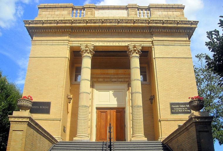 منح جميعة AG Bell للصمّ وضعاف السمع