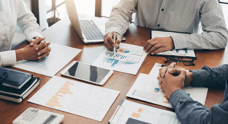 مسوقون يضعون خطة تسويقية