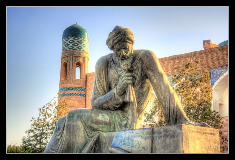 تمثال للخوارزمي بمدينة خيوة، أوزباكستان