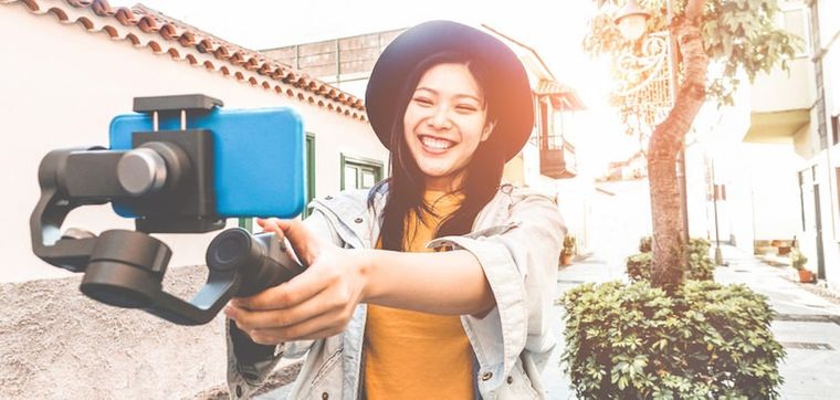 مؤثر على منصات التواصل الاجتماعي