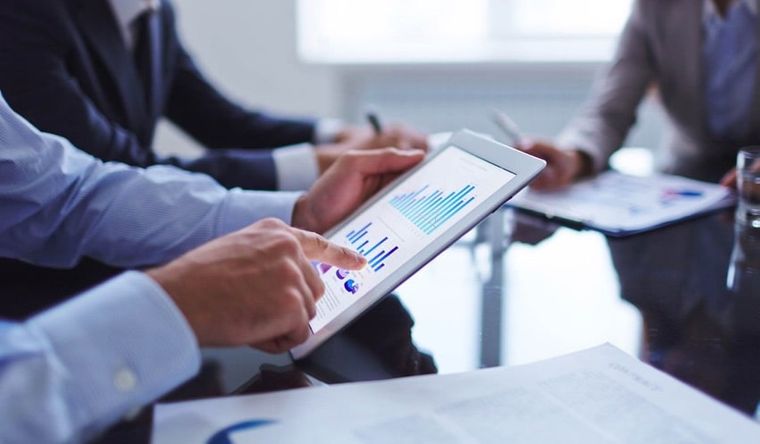 مسوق يتابع مؤشرات الأداء الرئيسية