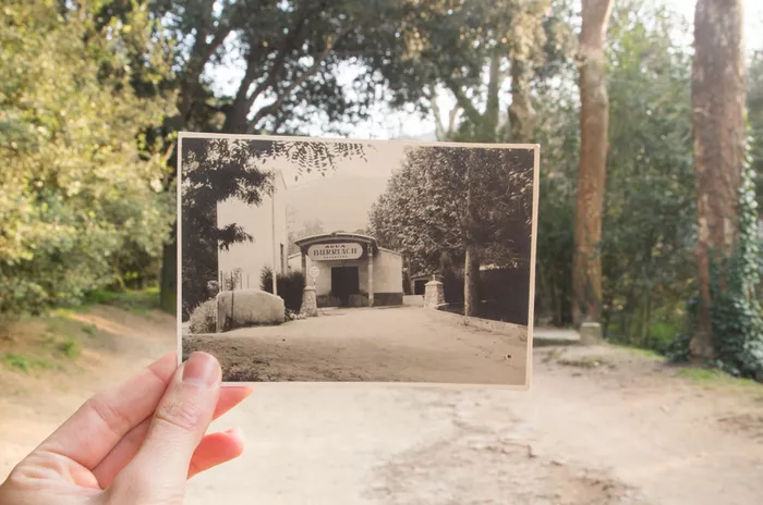 شخص يحمل صورة لمكان