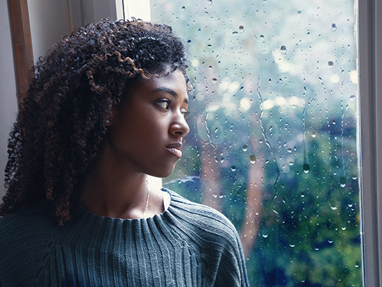 شخص يعاني من الاكتئاب الموسمي