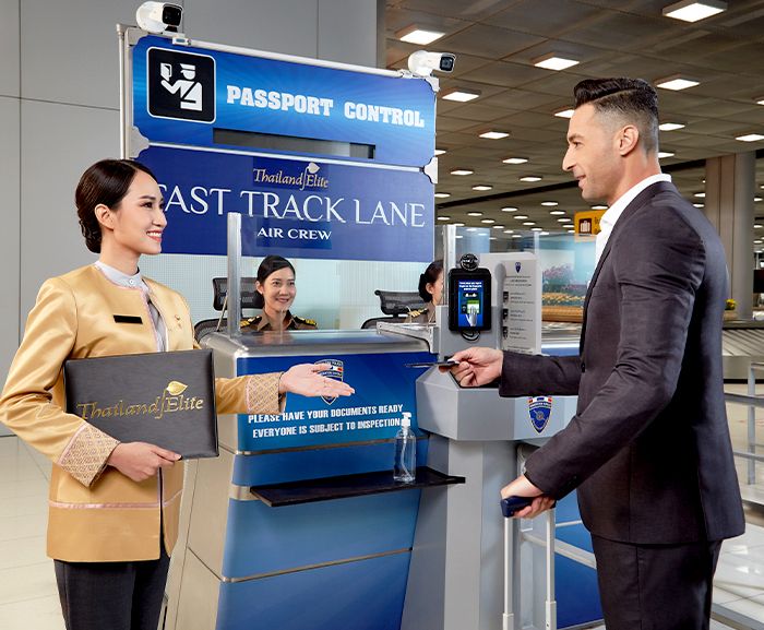 فحص الجوازات في مطار تايلاند